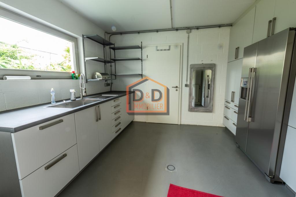 Maison à Bertrange, 160 m², 2 chambres, 2 salles de bain, 1 garage, 3 000 €/mois