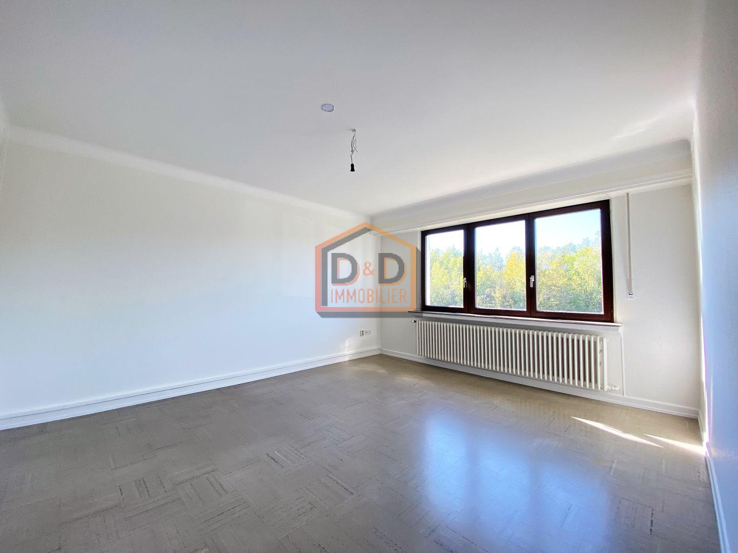 Maison à Luxembourg-Gasperich, 180 m², 5 chambres, 2 garages, 2 650 €/mois