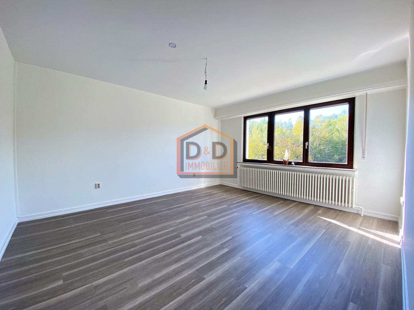 Maison à Luxembourg-Gasperich, 180 m², 5 chambres, 2 garages, 2 650 €/mois