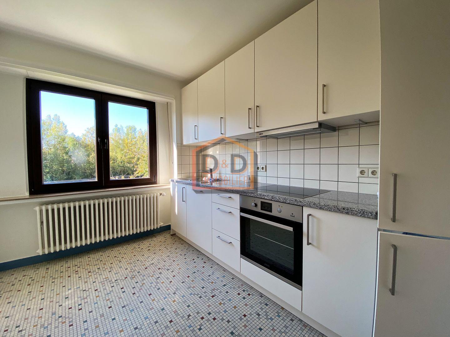 Maison à Luxembourg-Gasperich, 180 m², 5 chambres, 2 garages, 2 650 €/mois